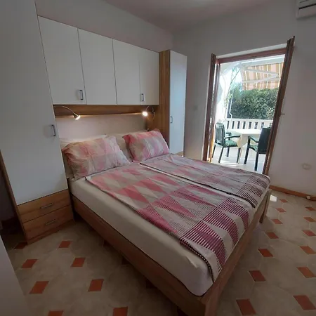 Apartment Mit Terrasse Im Ersten Stock Des Hauses *